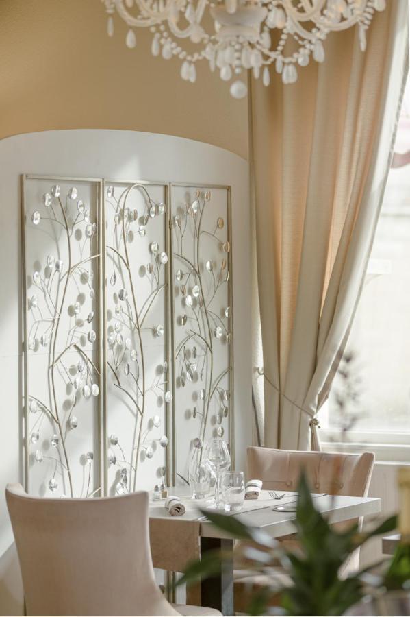 Hotel Le Vouglans - Restaurant La Valouse Orgelet Buitenkant foto